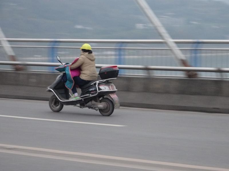 河南信阳一女子姜梅经历了惊魂一幕。她坐在爱人骑的电瓶车后座，因喝了点酒不小心歪下