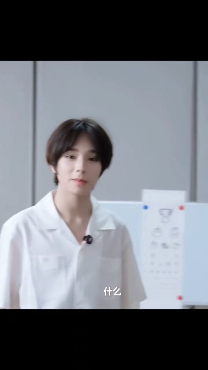 王橹杰不能助跑听成不能做法 裁判:不能助跑 我:他要开始做法了 