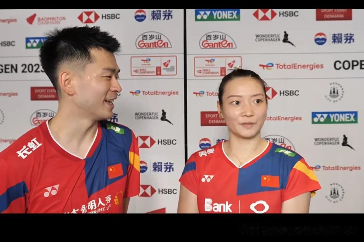 采访雅思组合郑思维黄雅琼轻松晋级16强！
雅思组合羽毛球世锦赛旗开得胜[送心][