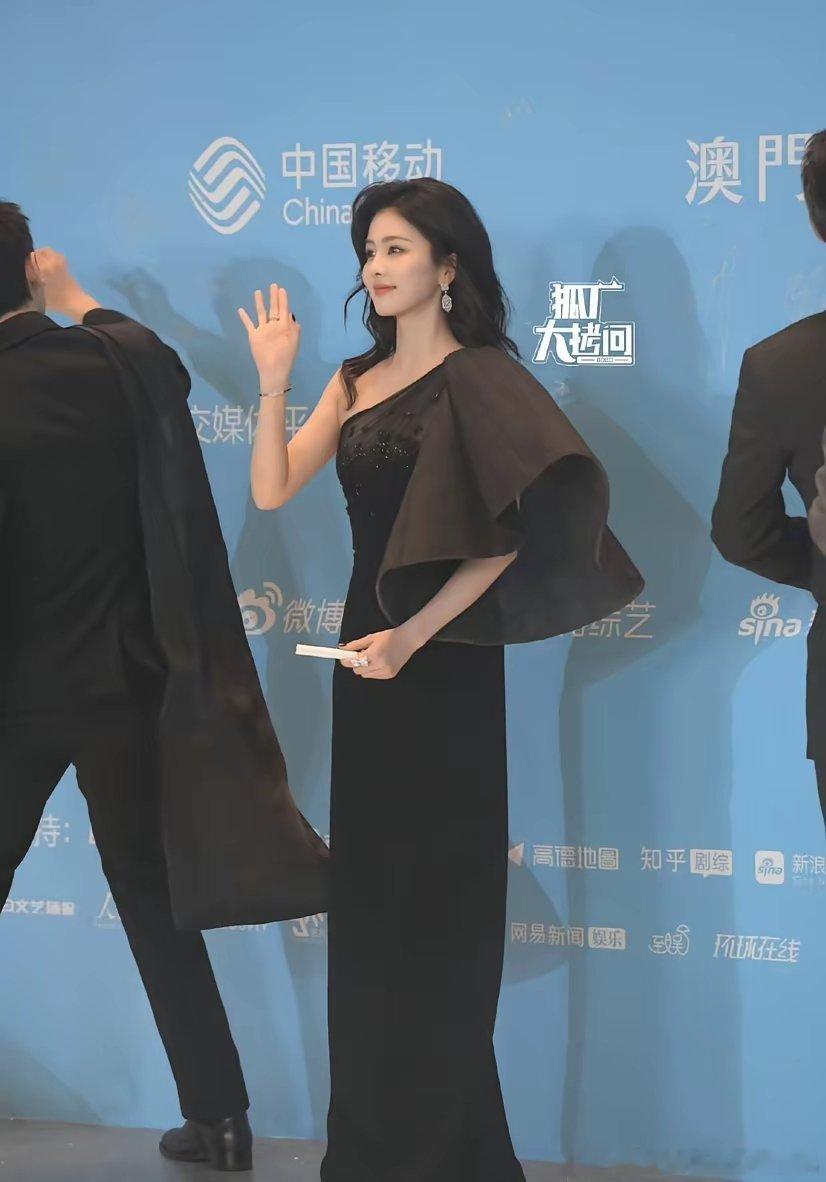 白鹿现在的状态就知道她一定不会结婚了因为她是把有好感的男明星都混成了弟弟的关系，