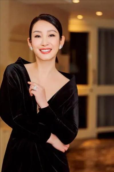 女演员，秦海璐说，我姐姐告诉我，一定要找一个大款，不一定很有钱，但是挣钱都得给你