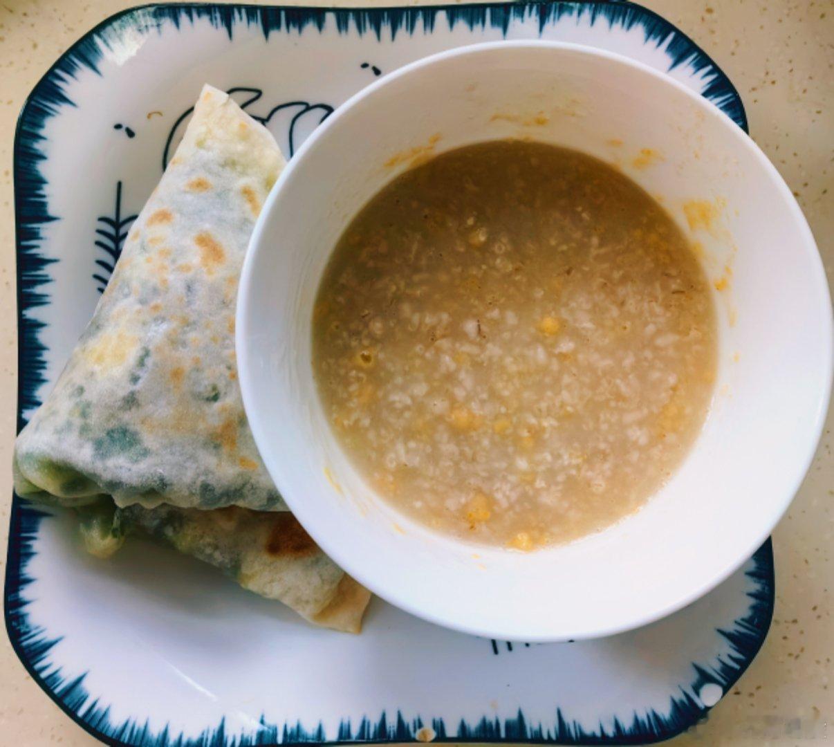 老母亲午餐：韭菜鸡蛋饼，怎么样让老人吃到柔软的饼：把准备给老人吃的饼放在一摞饼的