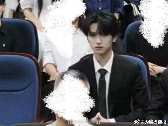 严浩翔北电毕业答辩照严浩翔答北电辩照 严浩翔北电毕业答辩照，穿的好正式！ 