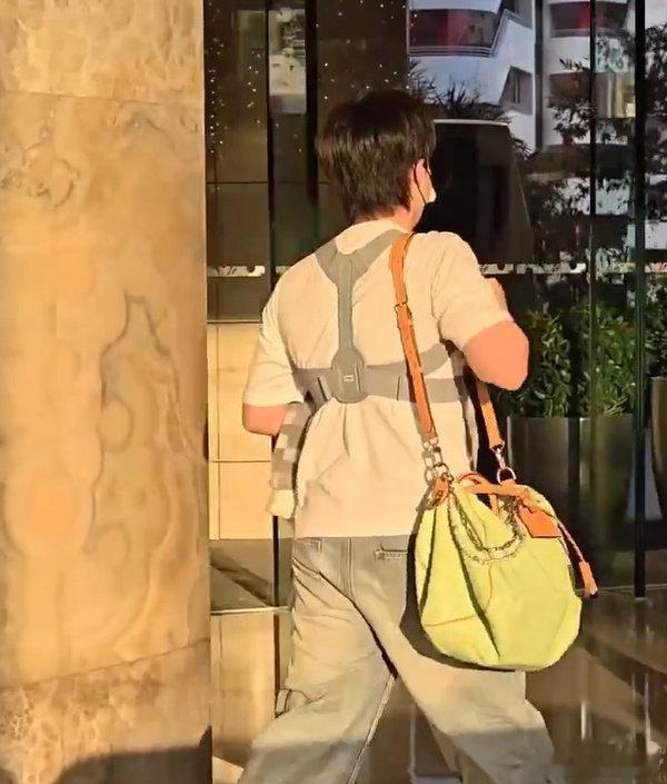 王楚钦穿上背部保护装备 WTT香港总决赛落下大幕，国乒今早搭乘航班返回北京背部受