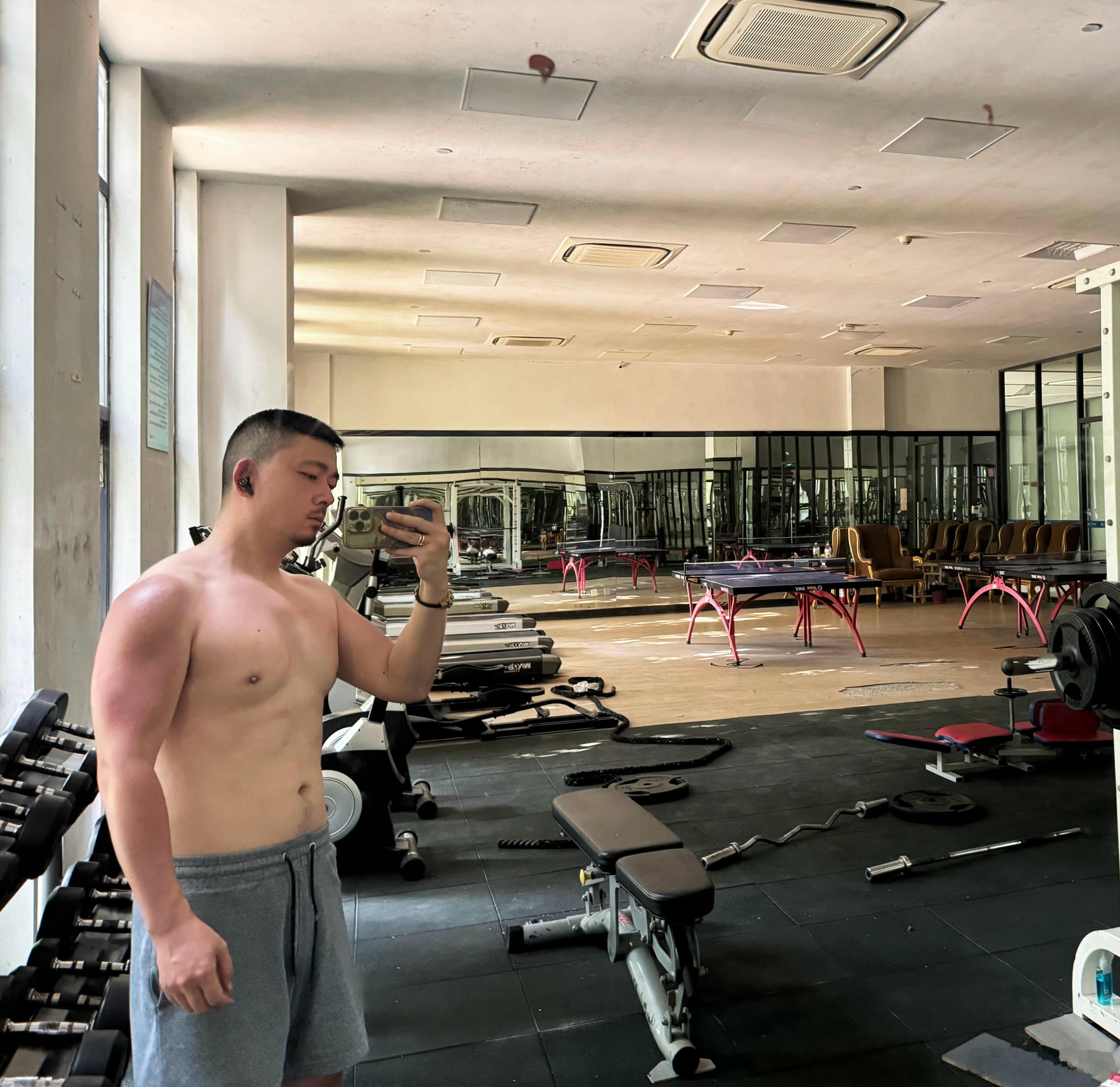 🫠🫠🫠免费的健身房没有空调只能自带风扇 杭州