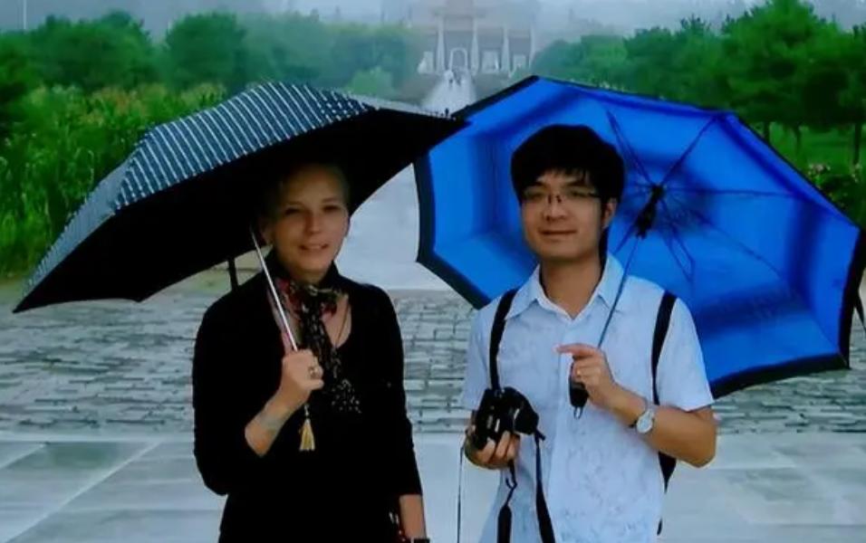 2008年，28岁的北京独生子不顾家人反对，娶50岁的德国女人为妻，母亲得知后气