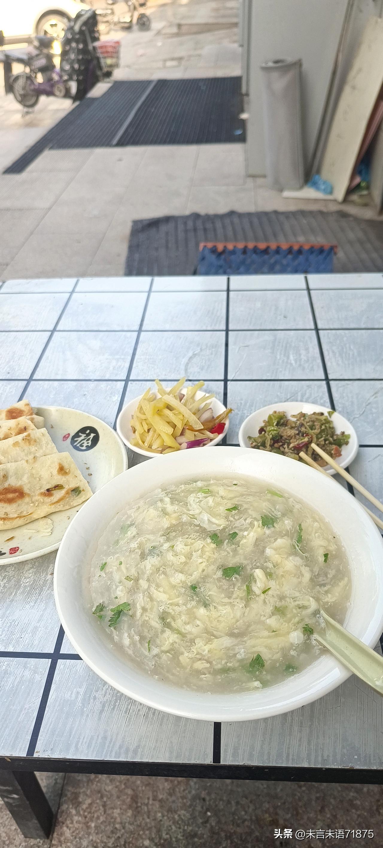 就这样一顿有汤，有饭，有菜的早餐6块钱，你们相信吗？
一碗鸡蛋糁汤，2块钱的小油