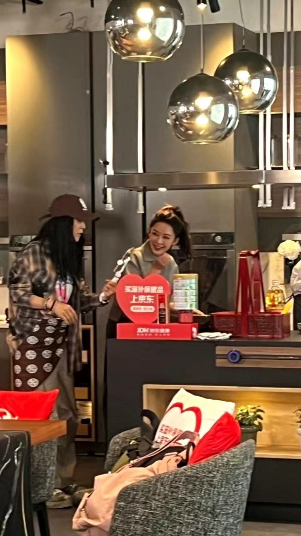李沁花少路透 花儿与少年家人们！李沁这身穿搭简直是旅行标配！舒适又时髦，跪求姐姐