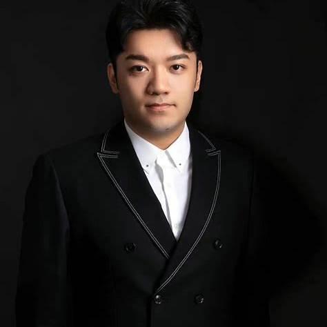 尤浩然在上海一家M豆专卖店挑了满满两袋巧克力豆，装的时候十分痛快，结账时却被价格