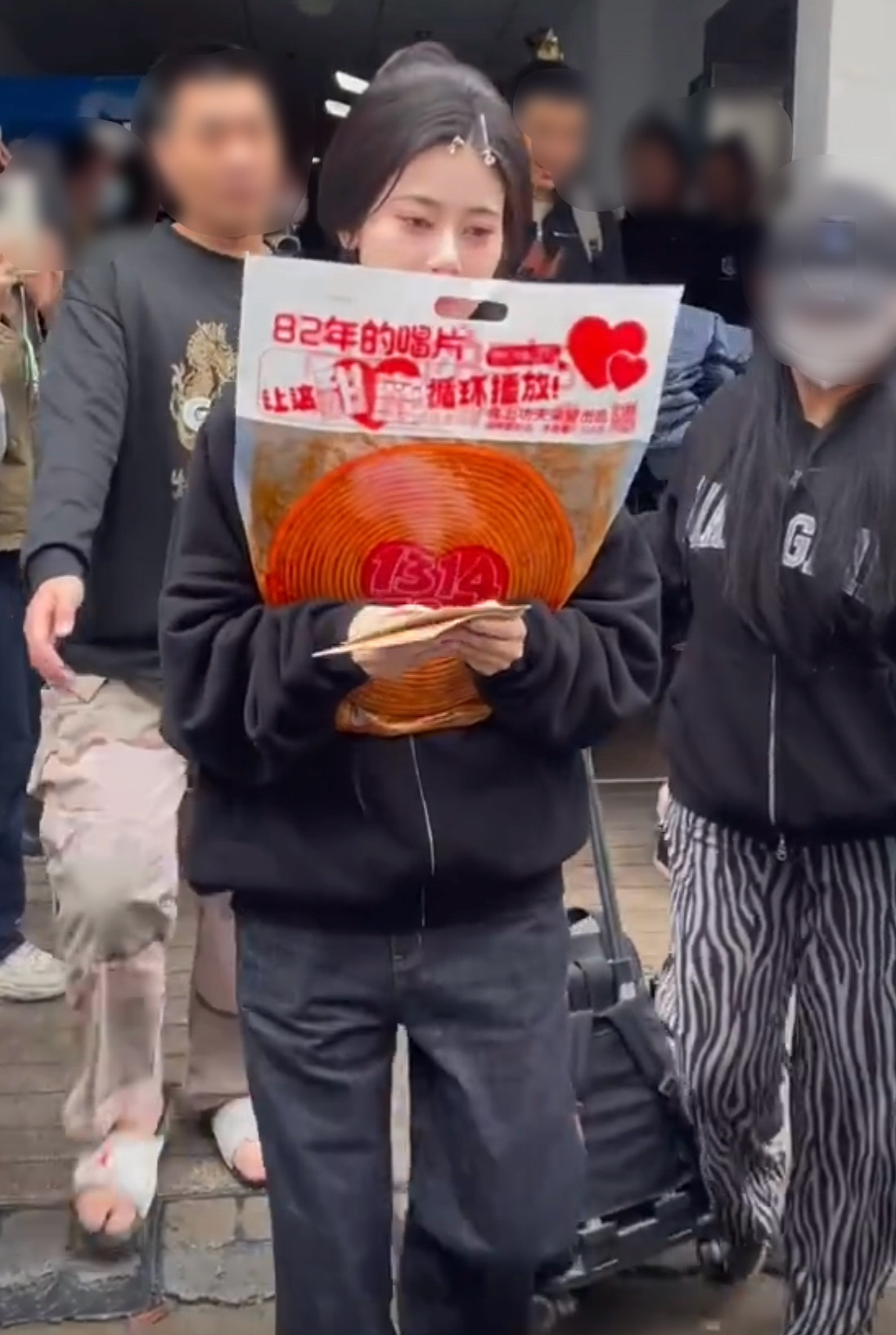 #赵昭仪送粉丝辣条#赵昭仪继送粉丝风衣后，又送了大辣条，妹宝真的有把粉丝处成好朋