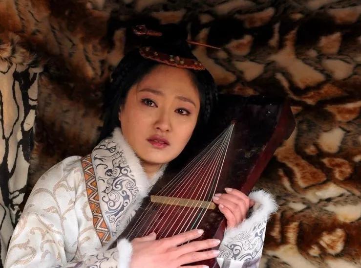 208年，曹操做主将35岁的蔡文姬，许配给22岁的董祀。新婚夜，看着这个已经生过