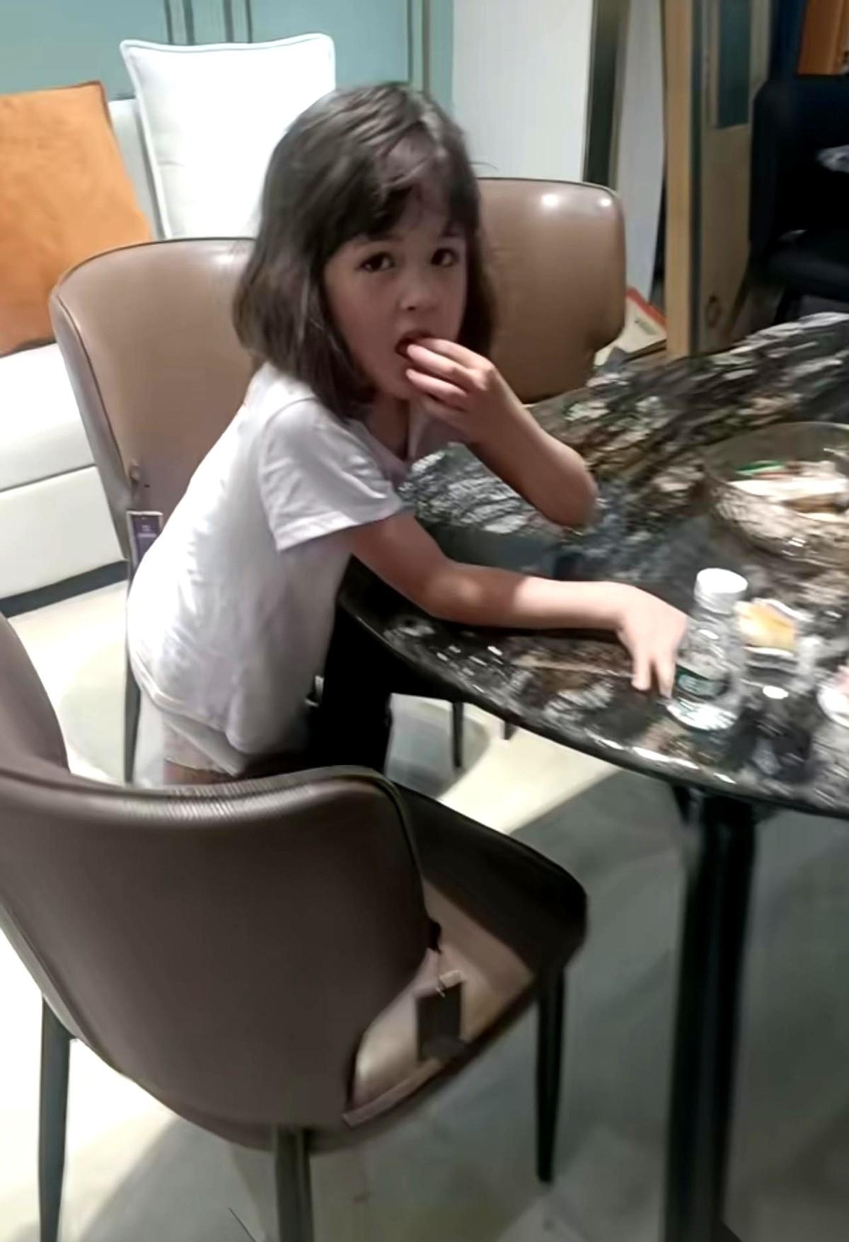 妈前脚刚把俩外孙送回来，外公后脚就抄起小手，一溜烟钻进了旁边的家具城。
目标明确