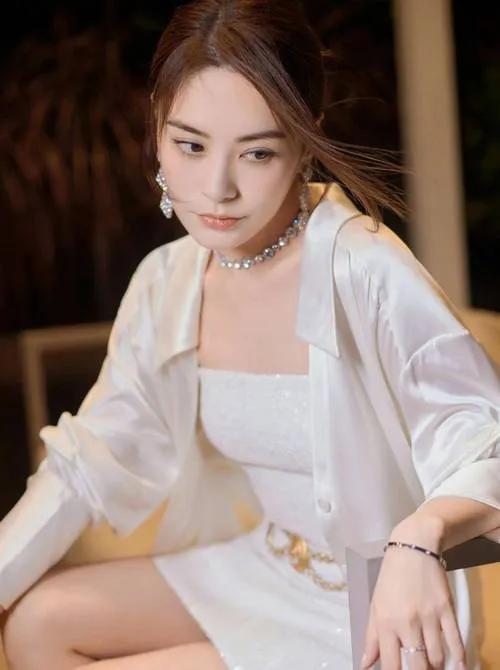 阿娇香港线下出席，高马尾、运动装靓丽感满满，活脱脱的18岁少女。