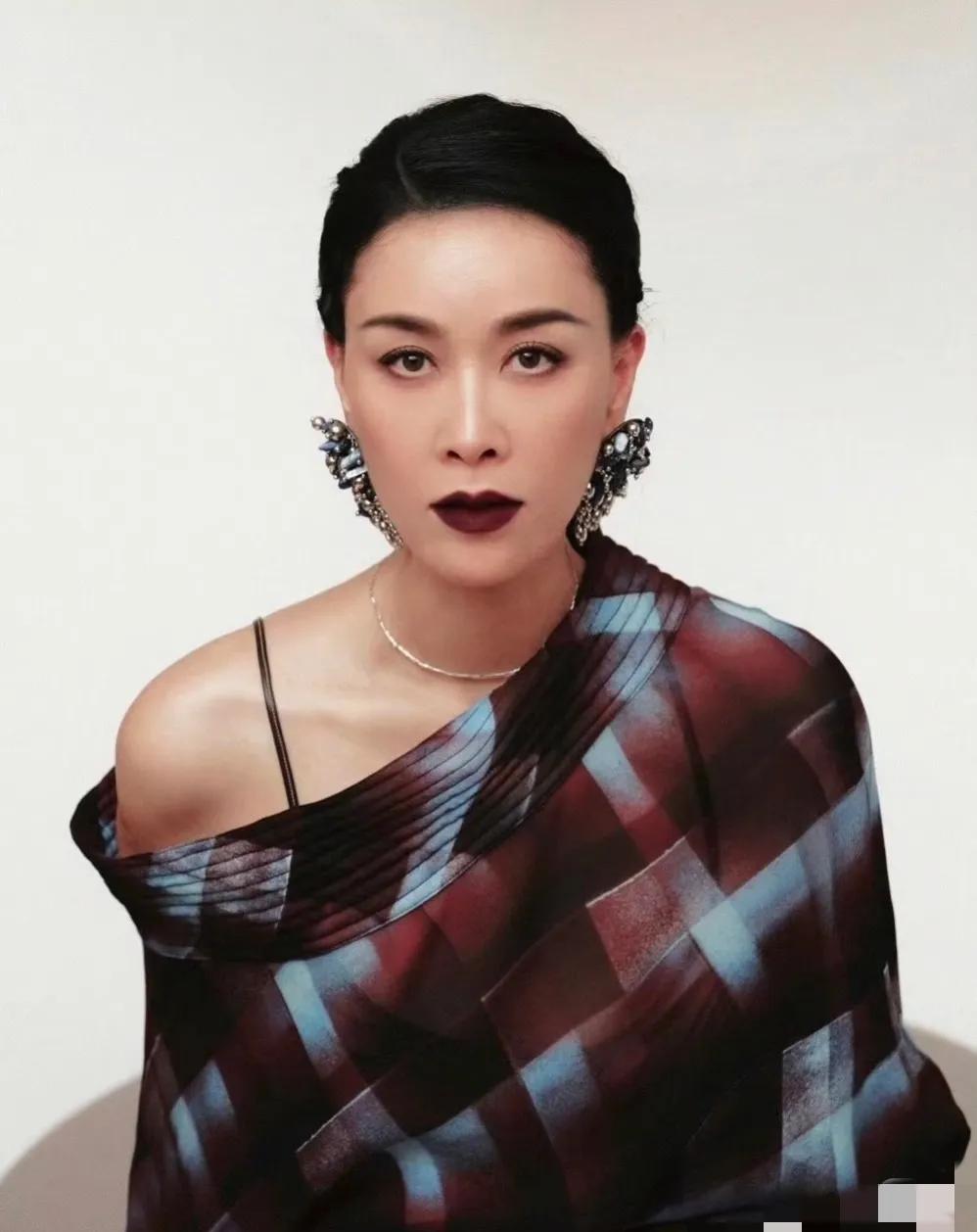 孟桐夜牵女入那英别墅！

狗仔镜头炸锅

这剧情比歌还抓马？

镜头里，孟桐让陌
