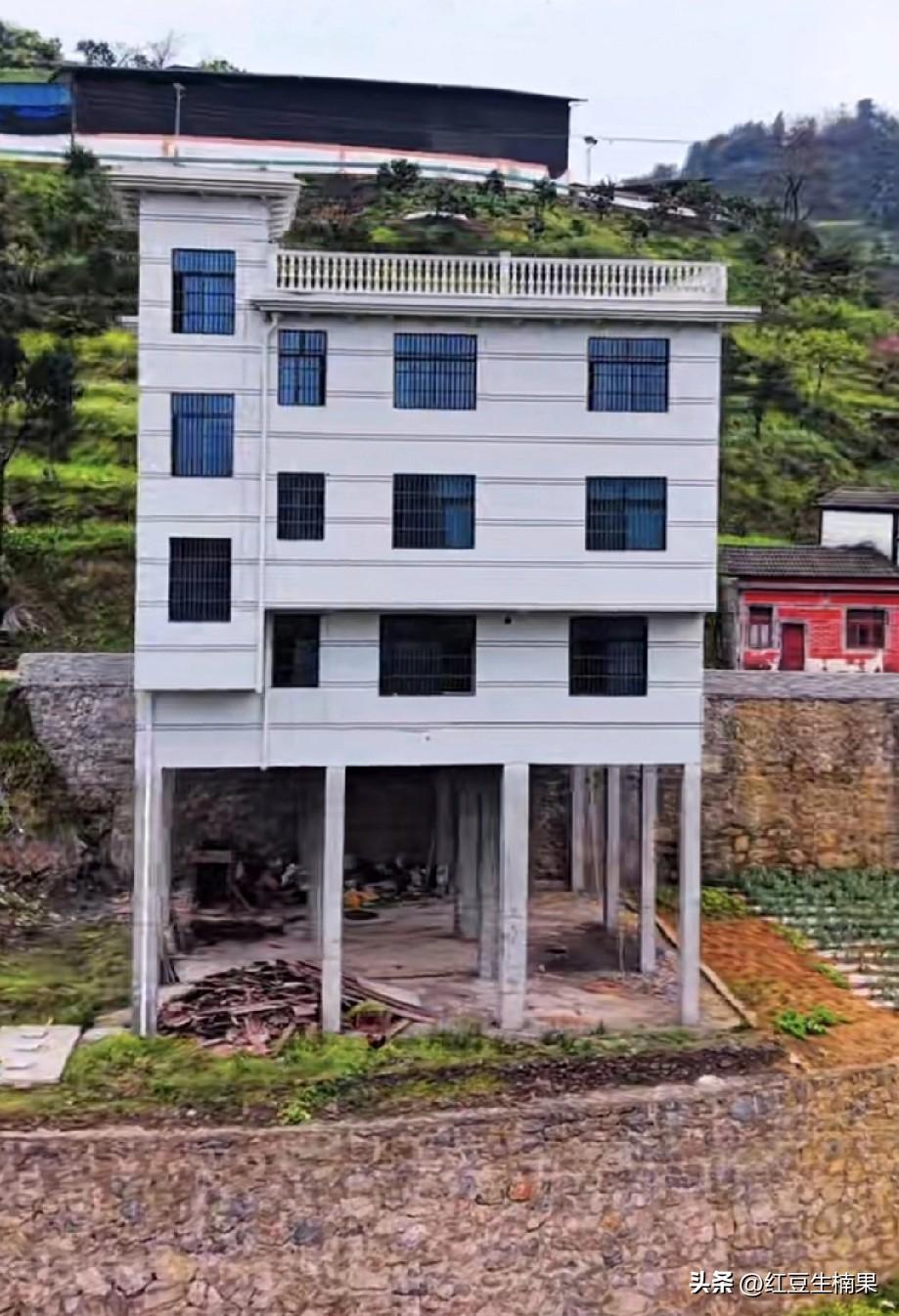 在乡下没有好位置建房的朋友看过来，强者是从来不抱怨环境恶劣的，只要想做就能成功。