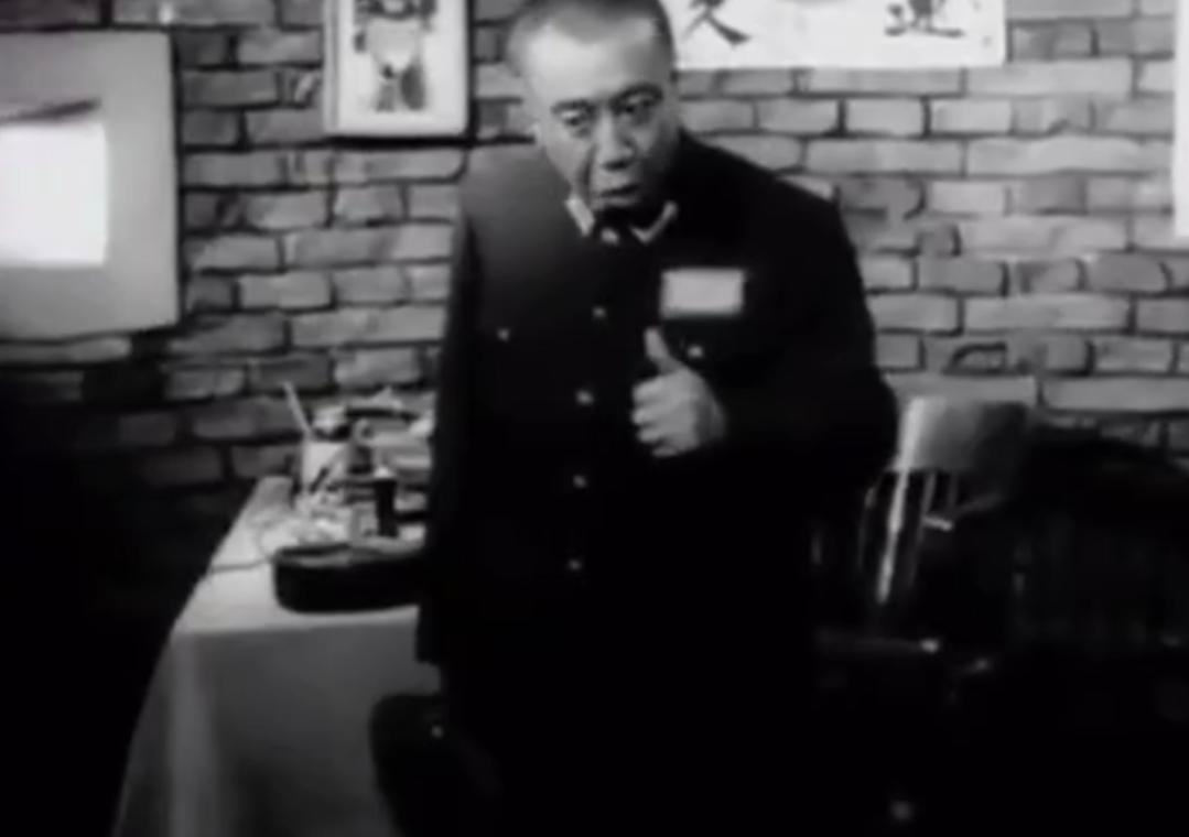 刘江一嗓子，喊出了60年的笑点。
没人教他这么演，导演只说“加点彩儿”，他顺嘴蹦