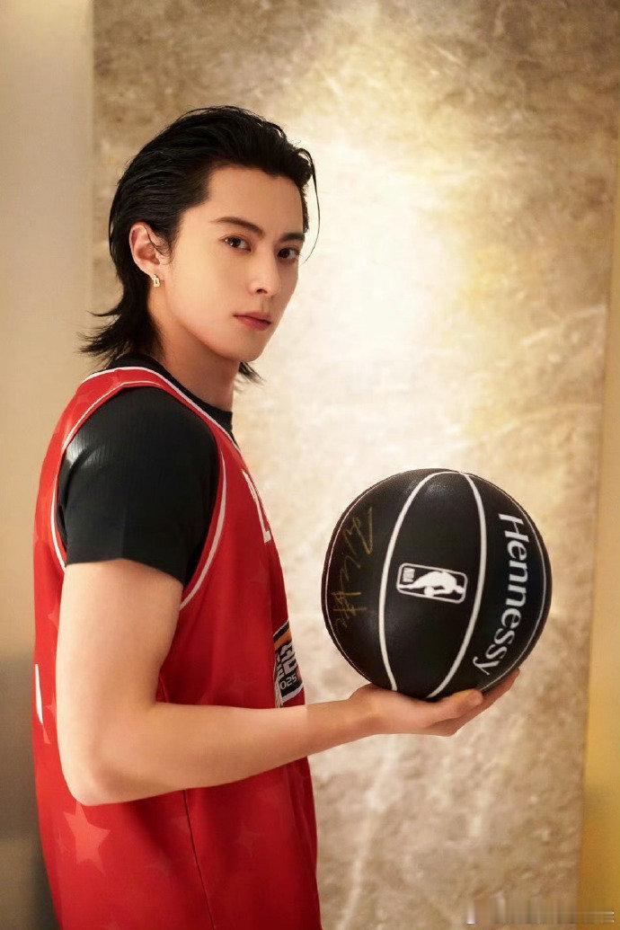 王鹤棣连续三年出战nba全明星赛棣棣的篮球排面！连续三年出战 NBA 全明星赛，