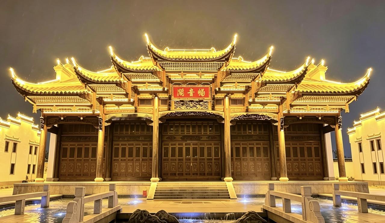 以匠心续文脉，以古艺复荣光。
36位富鹏鲁班工匠，五百余日夜潜心雕琢，1500平