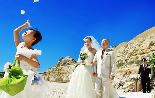 2014年，刘威葳在澳大利亚的海边举办婚礼，新郎是一名富商。
刘威葳穿着一袭设计