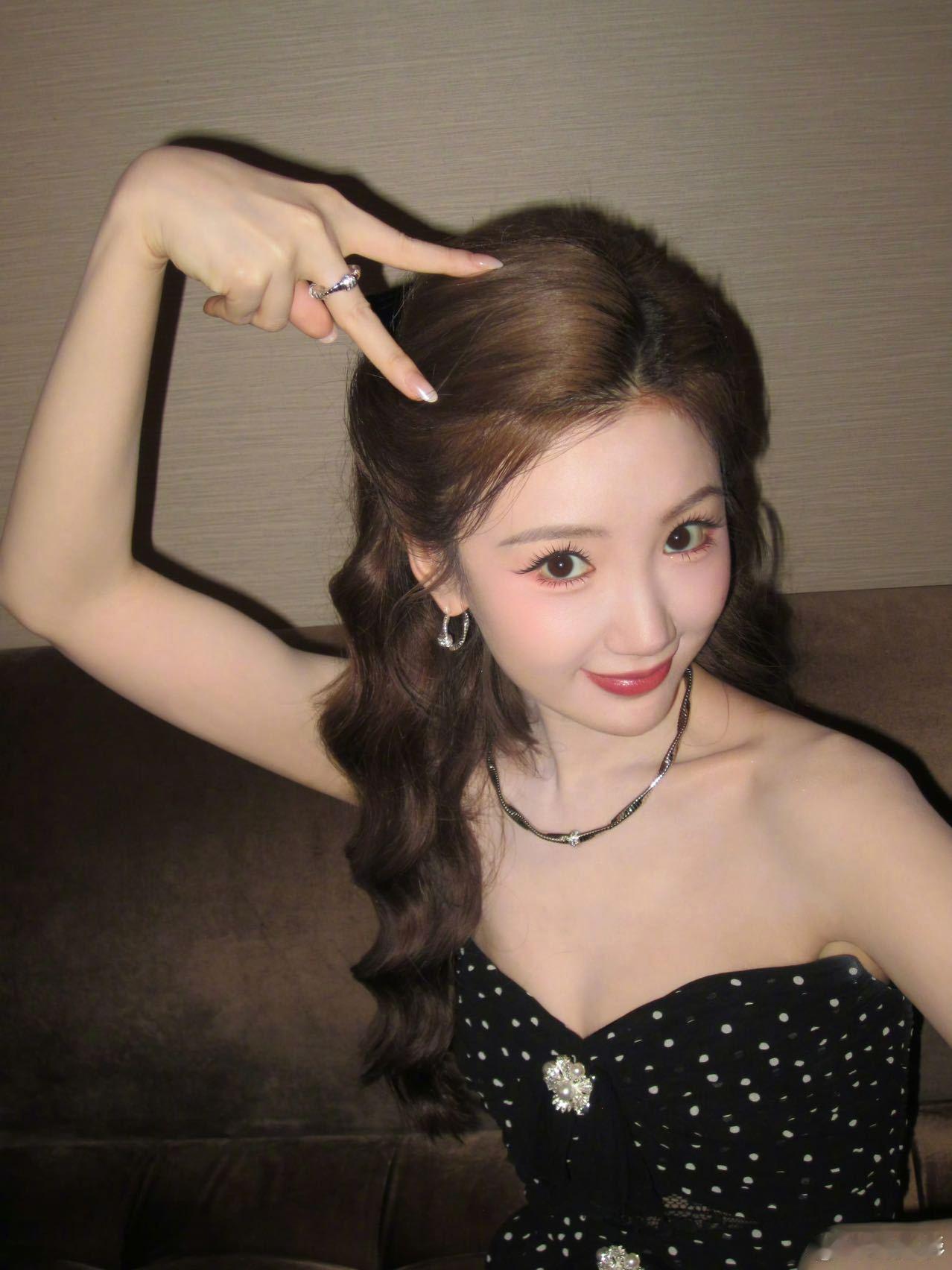 曝毛晓彤凌晨从医美诊所离开真的没必要过度解读，女明星工作常年熬夜赶工，皮肤状态本