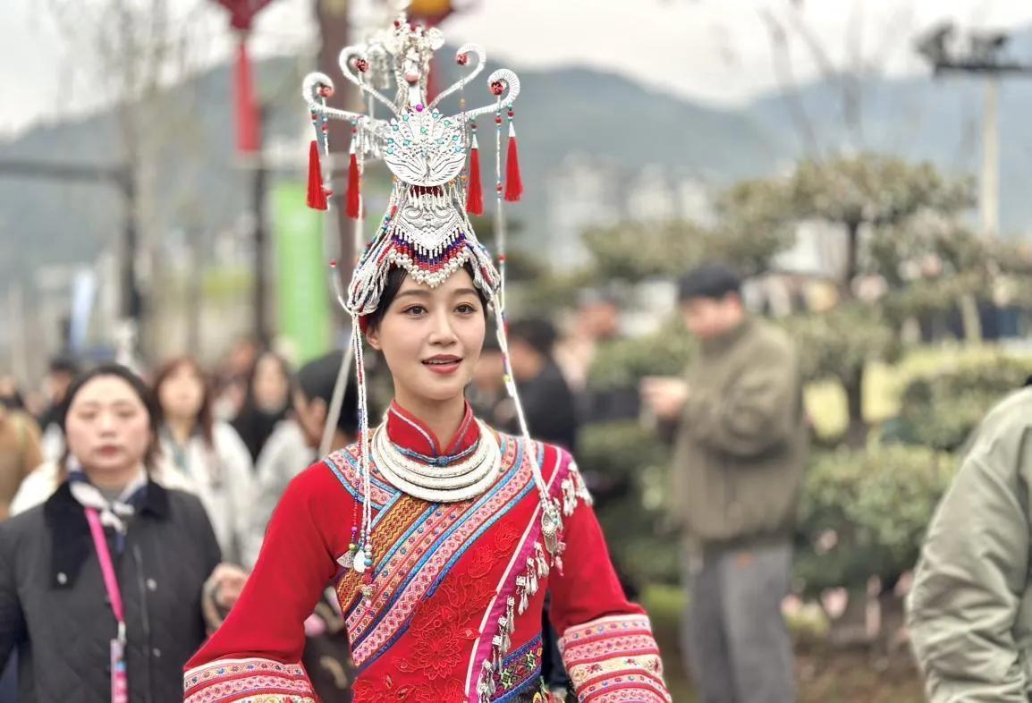 蓝盈莹新剧反差感拉满！从民族风美女秒变土味村妇
 
被蓝盈莹新剧《生万物》的造型