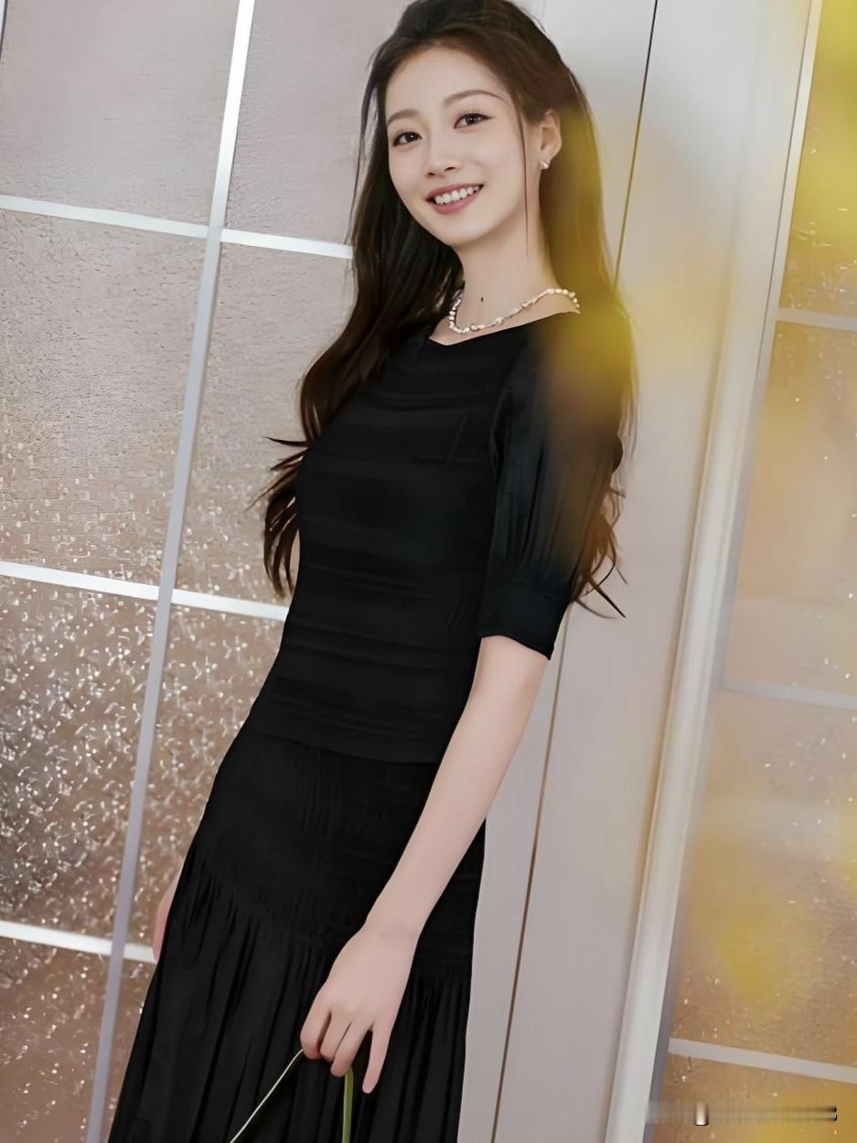 看到了周涛董卿的影子。[赞] [比心]@原来是橙子啊: 没有项链，没有耳钉，有的