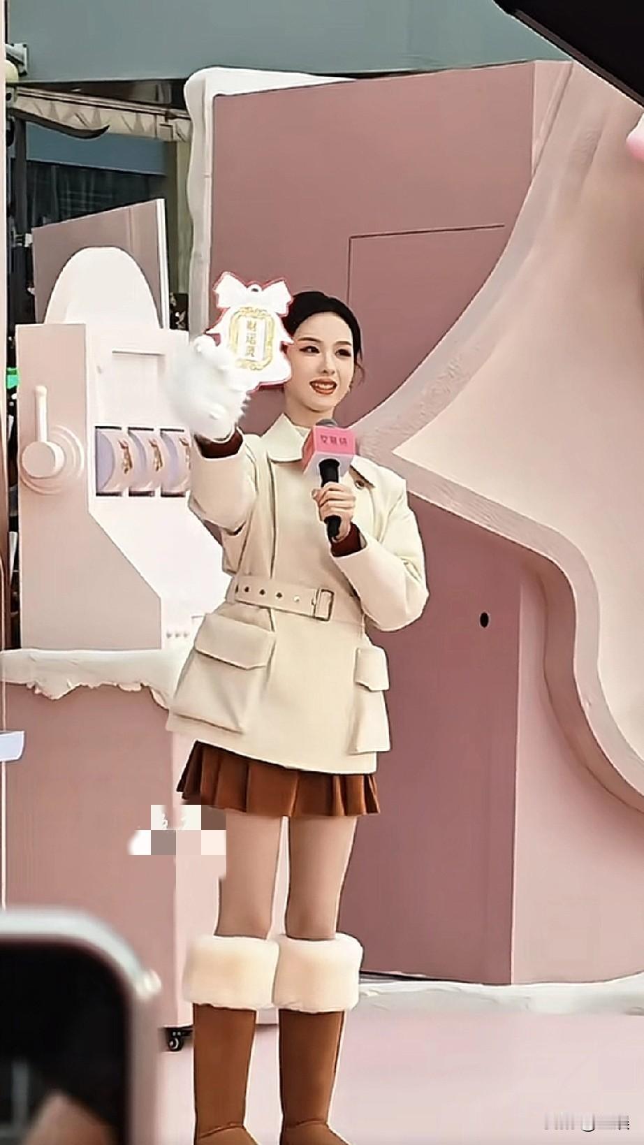 在杭州湖滨银泰活动现场，陈都灵以一身清新甜美的造型亮相。米白色的外套搭配棕色短裙