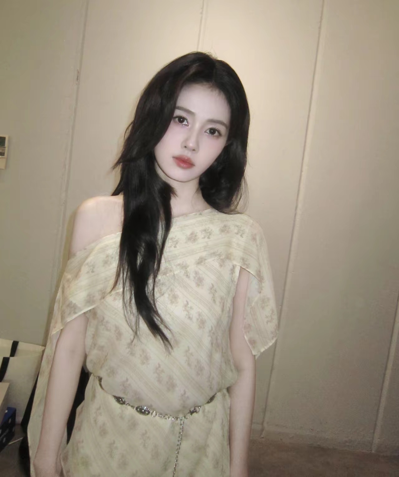 深陷多重舆论风波，白鹿开机现场意外摔倒，网友议论不断一边接连陷入舆论争议，口碑承