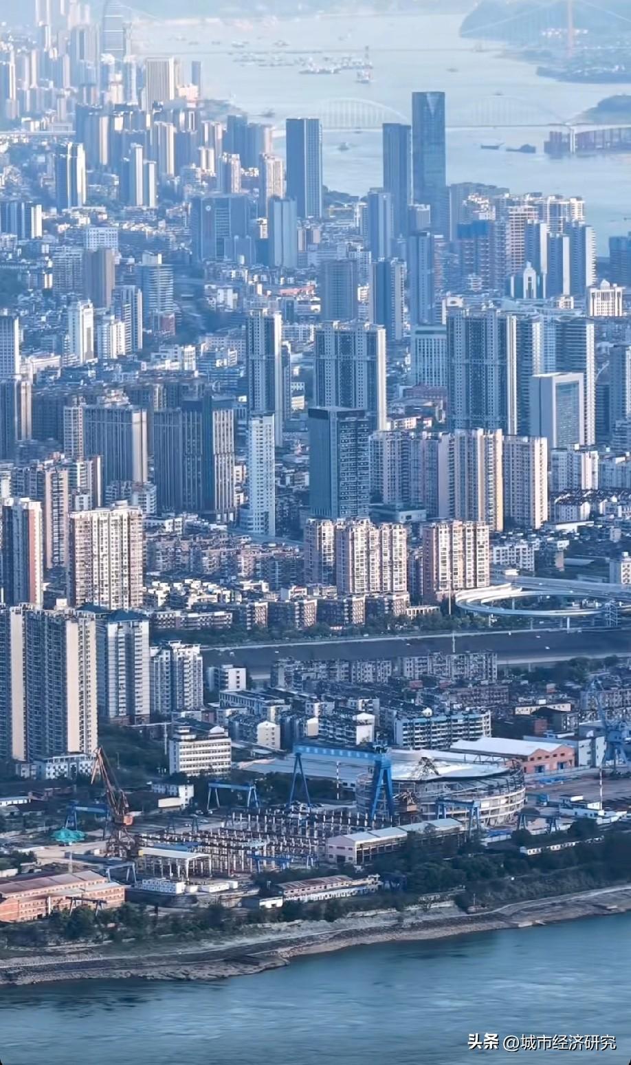 湖北宜昌市看起来还是很有大城市气质的，图片里属于湖北宜昌市，从图片可以看出湖北宜