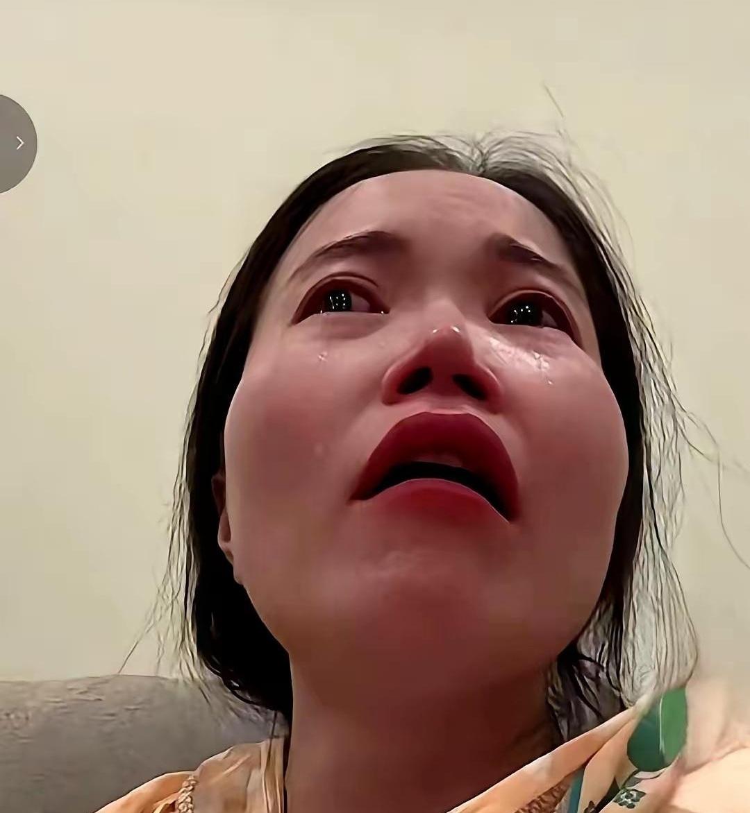 一个公办老师，嫁到巴基斯坦后，每天围着十几口人转，生了三个娃，这落差谁看了不心里