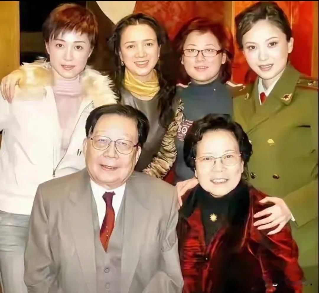你发现了吗？在这6人合照里，那时的何晴即使穿着普通一脸素颜，反倒气质是最优雅的，