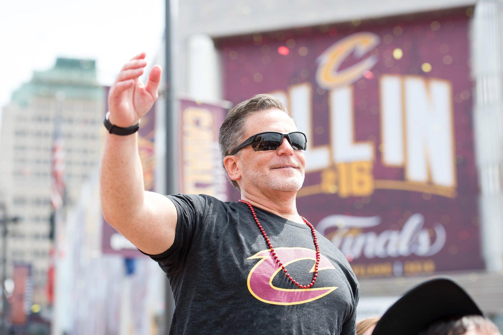 骑士老板吉尔伯托自掏腰包租下多辆大巴，请骑士季票持有者去底特律为球队G2现场加油