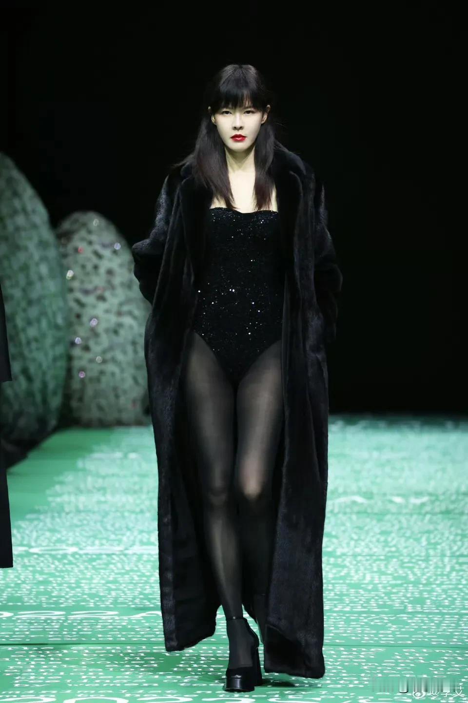 初代超模李艾回归T台，1.2米大长腿太惊艳了。

这身材和气质无敌了，退隐多年状