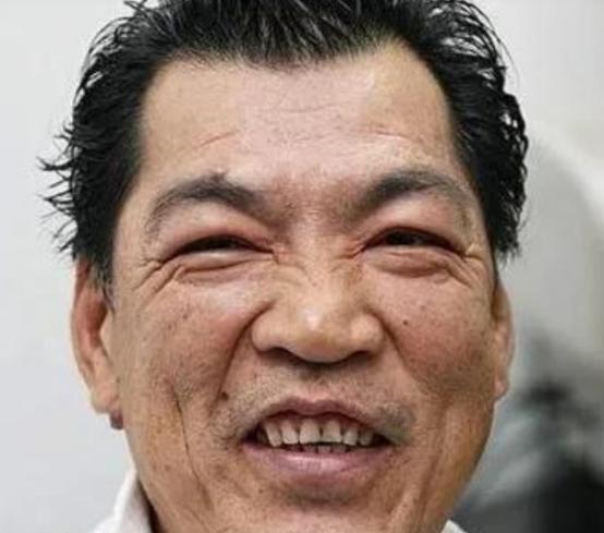 2005年，成奎安得知蓝洁瑛生活窘迫，没钱吃饭，就赶到蓝洁瑛的房子附近，特意嘱咐