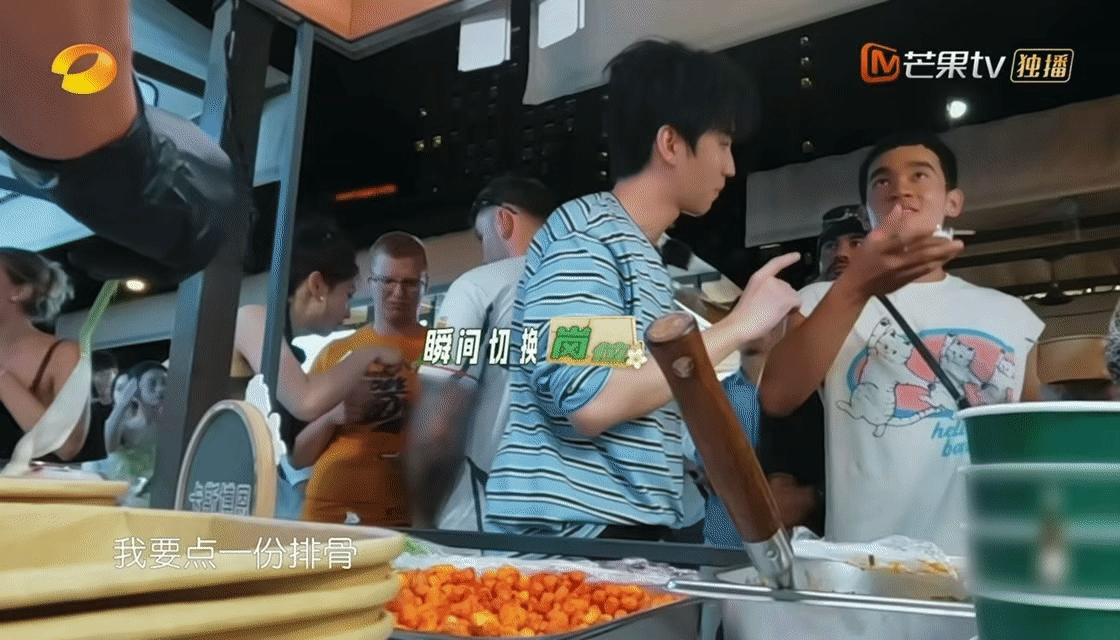王俊凯是块砖哪里需要往哪里搬 哦莫～王俊凯随时随地切换身份真的毫无压力，做菜、帮