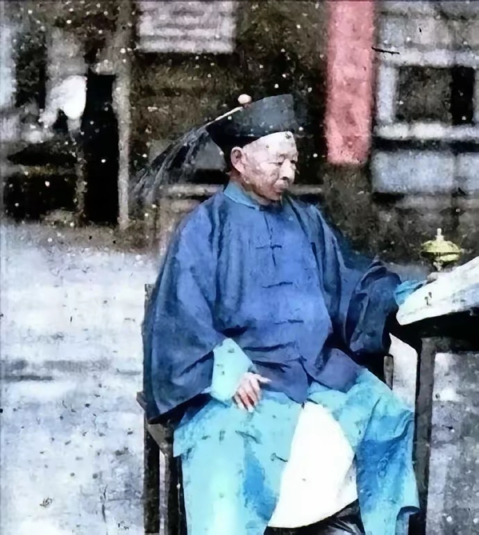 这是真实的左宗棠照片，他64岁抬棺西征，收复新疆，保全了中国160万平方公里的国