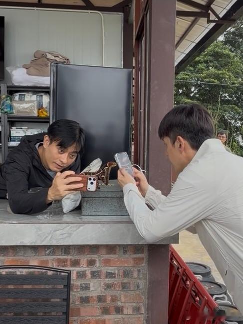 胡歌陈龙抱着必出神图的决心两位大哥为了拍出满意的照片有多拼，偶遇大蛾就不停变换拍