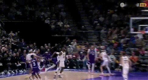 学一学——詹中锋好会顶人抢篮板！
图1-2：小年轻蹦得太快了，詹姆斯根本没反应过