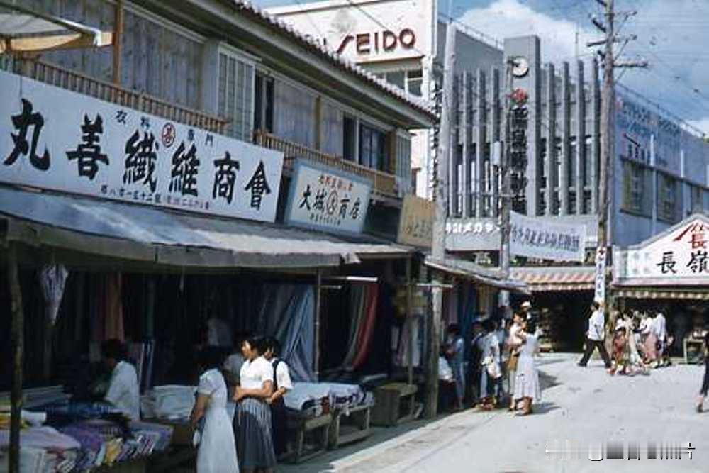 你敢相信吗？
这满是汉文字招牌的街道，
竟是1956年美国占领下的琉球那霸市！
