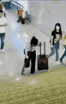 “公主抱”太暖心！视频虽短，意义深长，世上还是好人多。

一个拄拐手拿行李箱的女