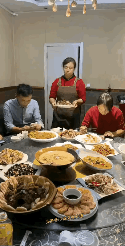 请客吃饭

俩口请吃饭，订了个包间；
客人久未到，上菜边等待；
干坐太着急，视频