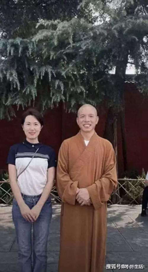 相由心生，少林寺新主持印乐法师与女游客的合影，那眉眼弯弯的笑容，透着股慈爱。对比
