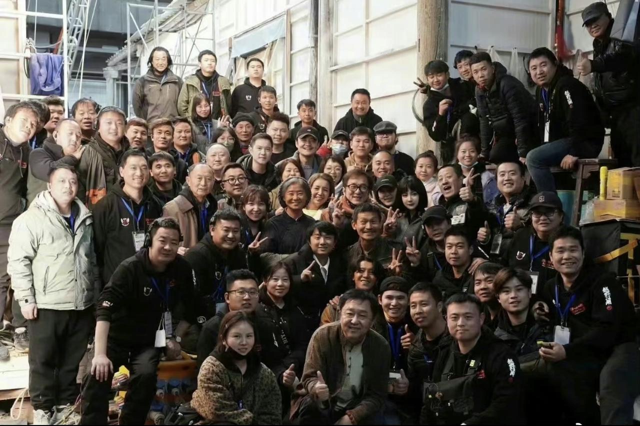 一张剧组大合照中，寻找短发造型的杨幂，她与成龙大哥站在一起。

2023年，杨幂