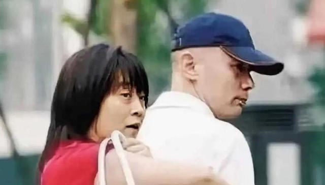 1995年， 葛优 拍戏赚了350万，把钱全部交给了妻子贺聪。谁知贺聪转身就在北