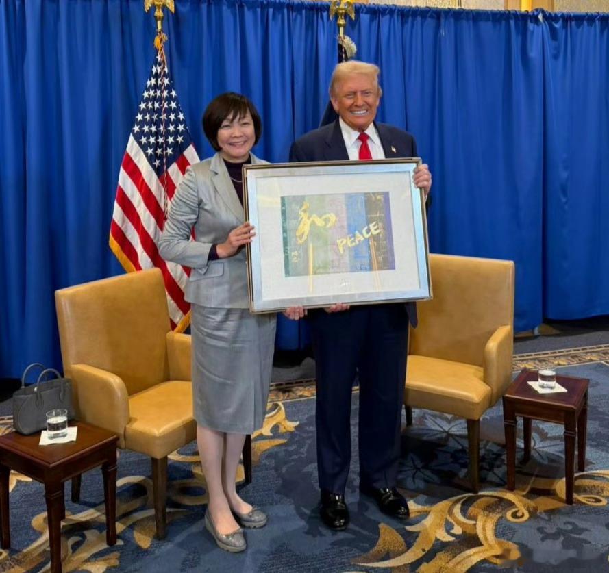 安倍昭惠将自己亲手制作的“和平缔造者”赠送给特朗普。 ​​​