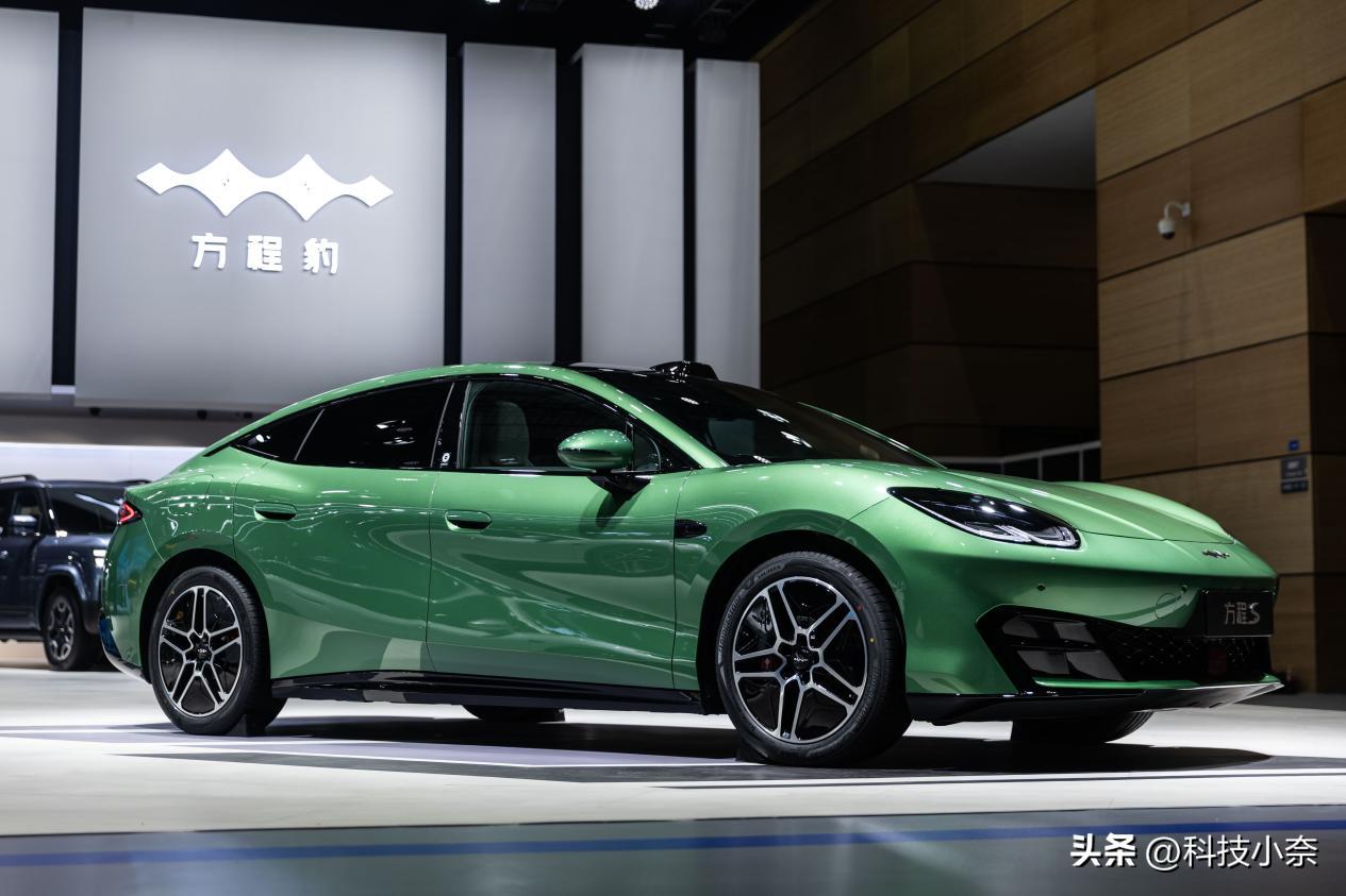 逛完方程豹展台，感觉这波新品是真的把个性化路线走实了，轿车和旗舰 SUV 两条线