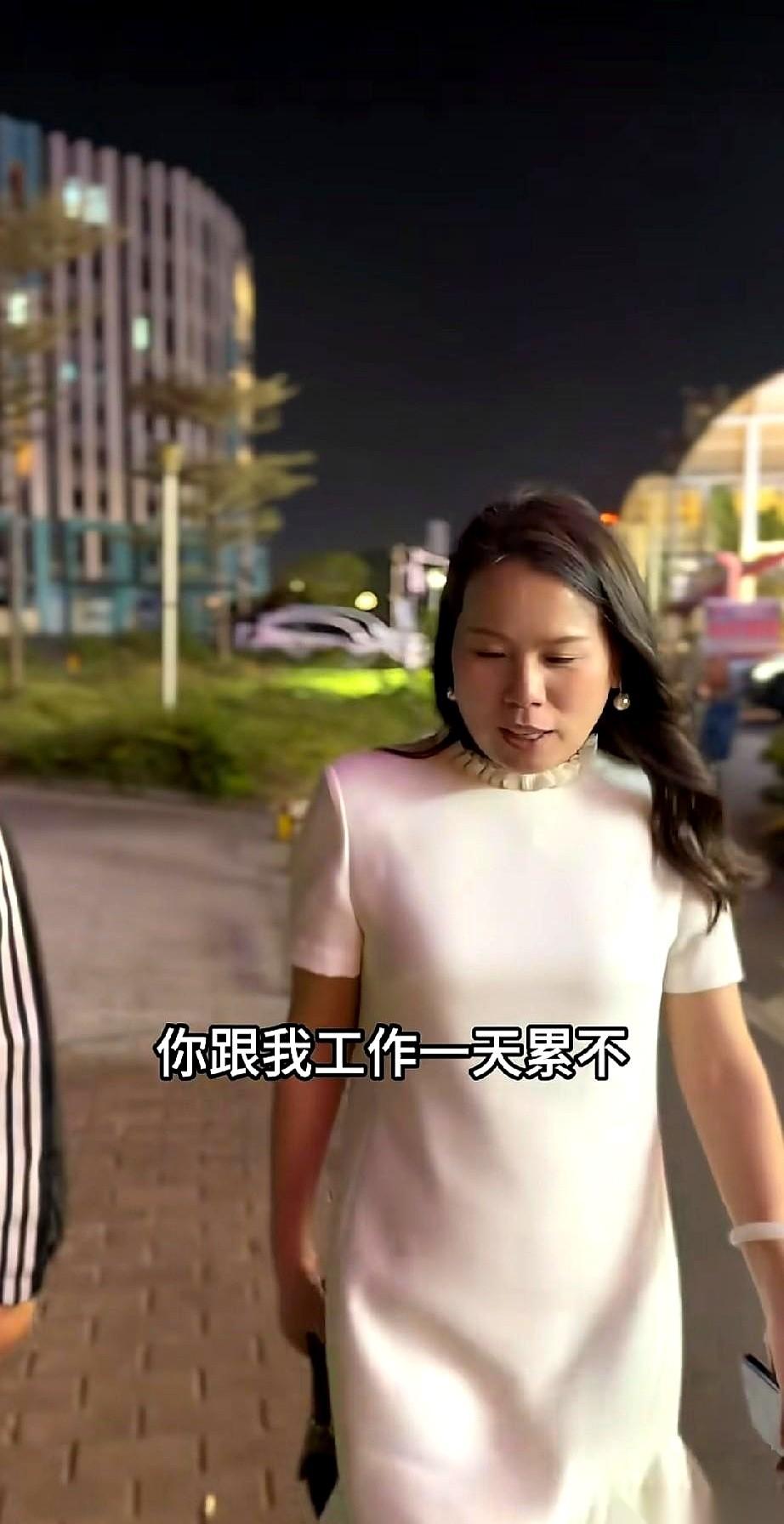 京城小二把不想念书的大侄女直接带去了广州出差。
白天让连轴转尝试各种工作、晚上塞