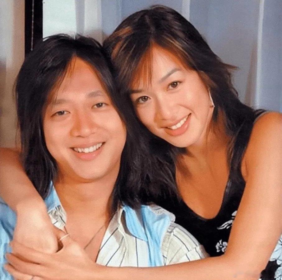 这是钟丽缇和前夫严铮，据说当时是一见钟情，结婚8年，生下两个漂亮的2个女儿，奈何
