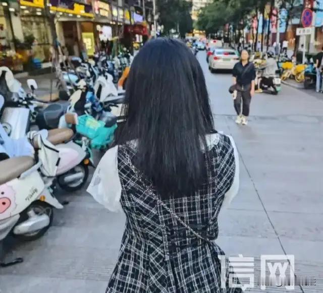 云南昆明，18岁的女高中生小初怀着兼职赚点零花钱的简单心愿，却不曾想这次轻松的兼