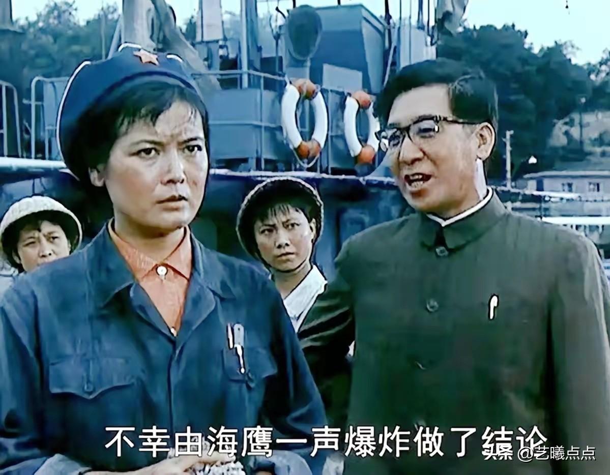 这是1975年，上海电影制片厂拍摄的影片《第二个春天》一镜头。
左边是八一厂美女